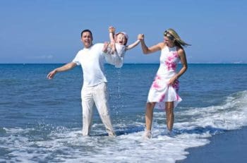 Bedeutung der Zahlen - Lebenszahlen Einführung - Lebenszahl 6 - Familie glücklich am Strand Meer